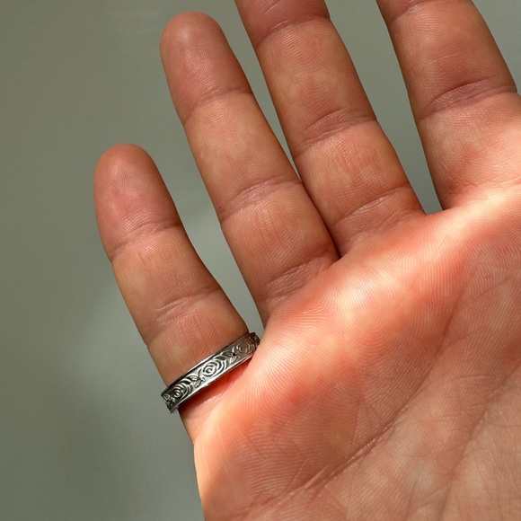 Floral Ring Size 9 - Picture 4 of 5